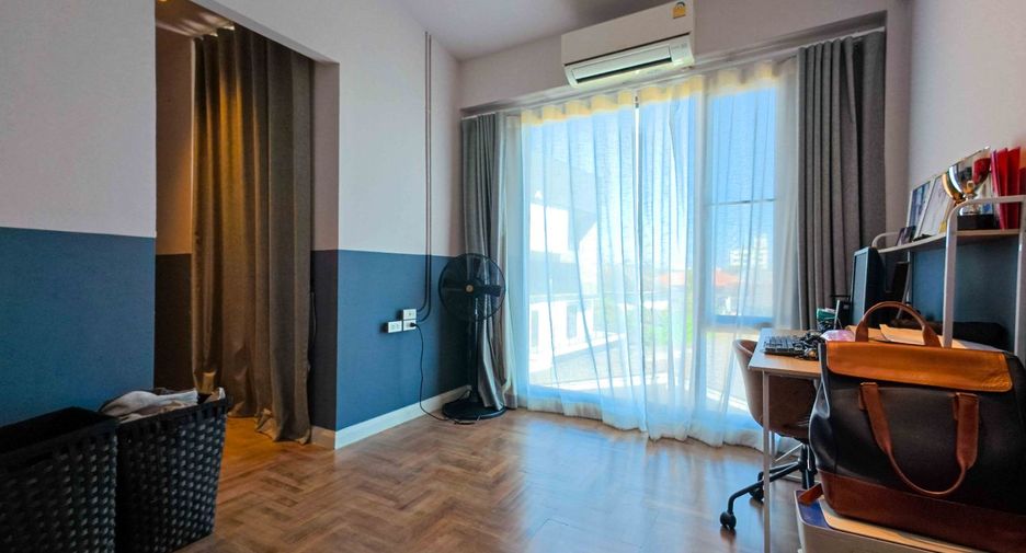 For sale 4 bedrooms townhouse in Watthana, Bangkok