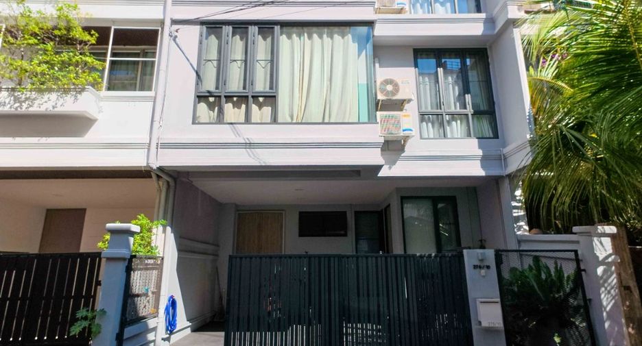 For sale 4 bedrooms townhouse in Watthana, Bangkok