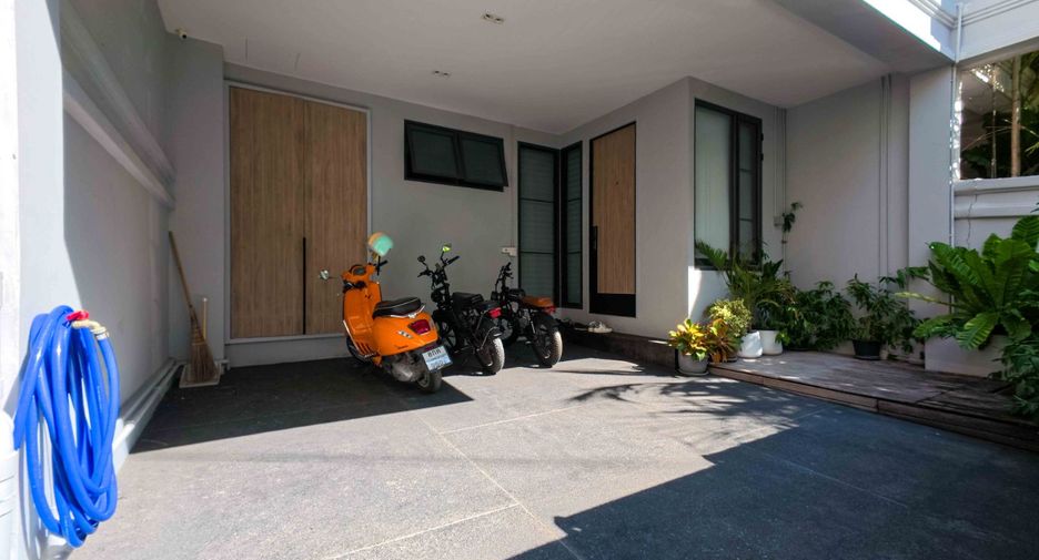 For sale 4 bedrooms townhouse in Watthana, Bangkok