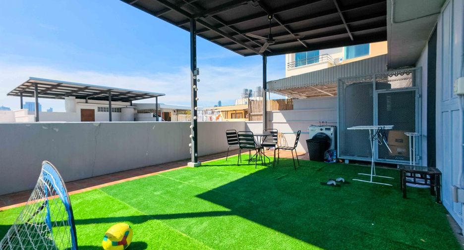 For sale 4 bedrooms townhouse in Watthana, Bangkok