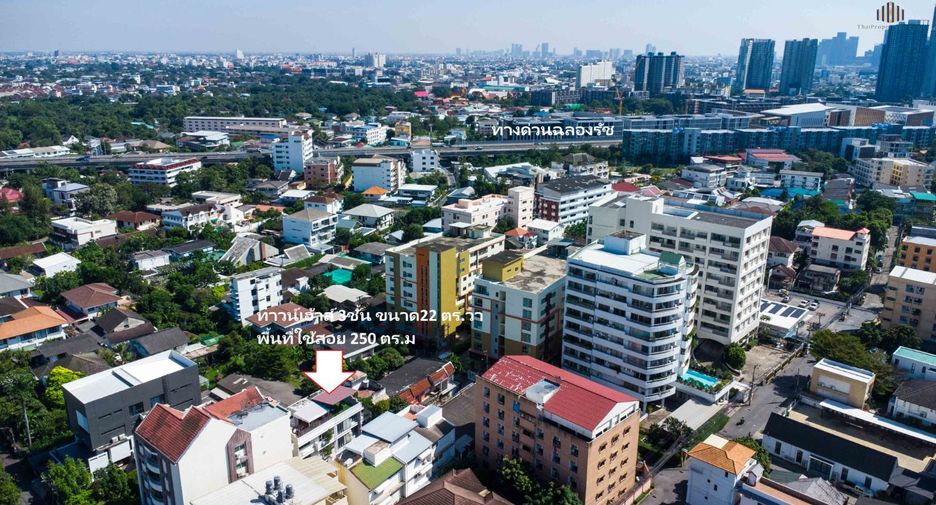 For sale 4 bedrooms townhouse in Watthana, Bangkok