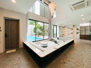 À louer et à vendre 5 chambres maison à Saphan Sung, Bangkok
