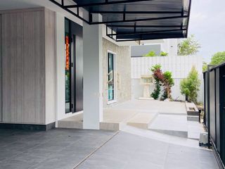 À louer et à vendre 5 chambres maison à Saphan Sung, Bangkok