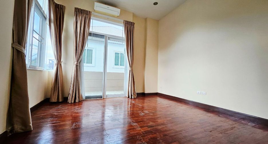 For sale 4 bedrooms house in Si Racha, Chonburi