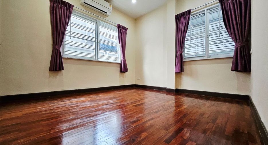 For sale 4 bedrooms house in Si Racha, Chonburi