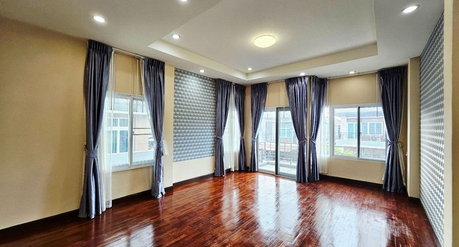 For sale 4 bedrooms house in Si Racha, Chonburi