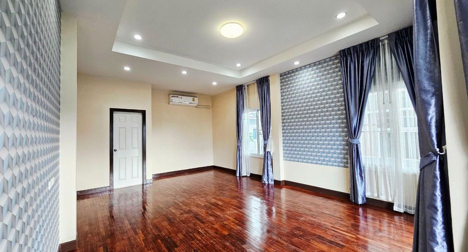 For sale 4 bedrooms house in Si Racha, Chonburi