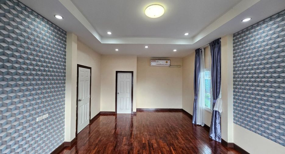 For sale 4 bedrooms house in Si Racha, Chonburi