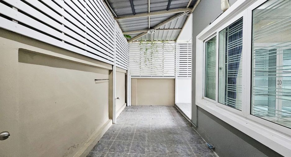 For sale 4 bedrooms house in Si Racha, Chonburi