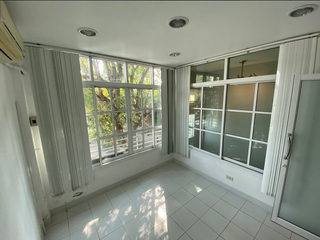 Local comercial en alquiler y en venta en Khlong Toei, Bangkok