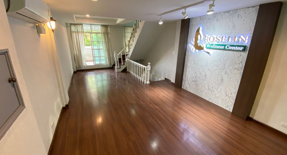 For rent そして for sale retail Space in Khlong Toei, Bangkok