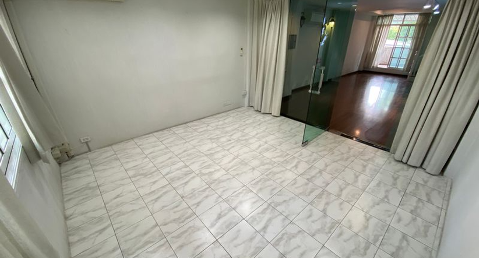 For rent そして for sale retail Space in Khlong Toei, Bangkok