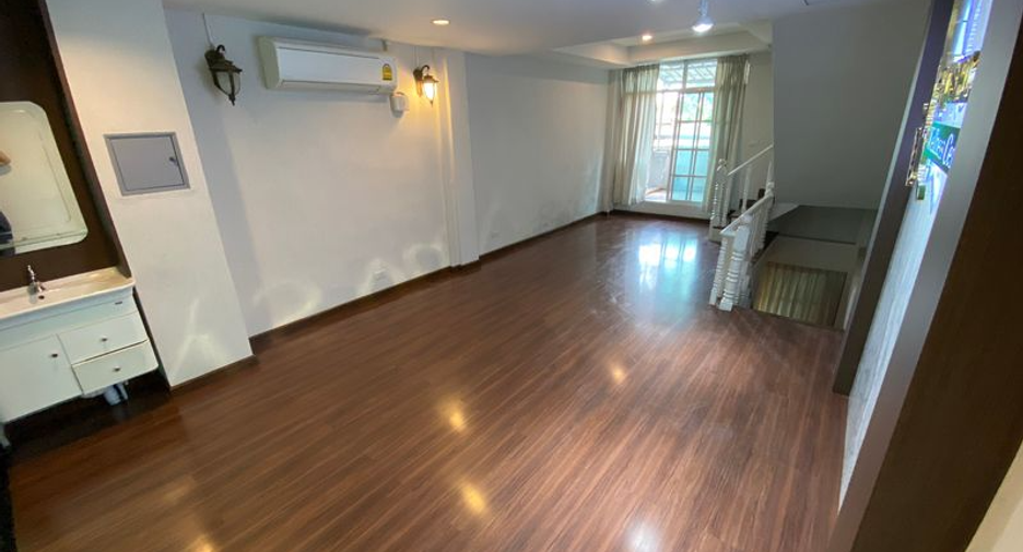 For rent そして for sale retail Space in Khlong Toei, Bangkok