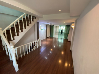 Local comercial en alquiler y en venta en Khlong Toei, Bangkok