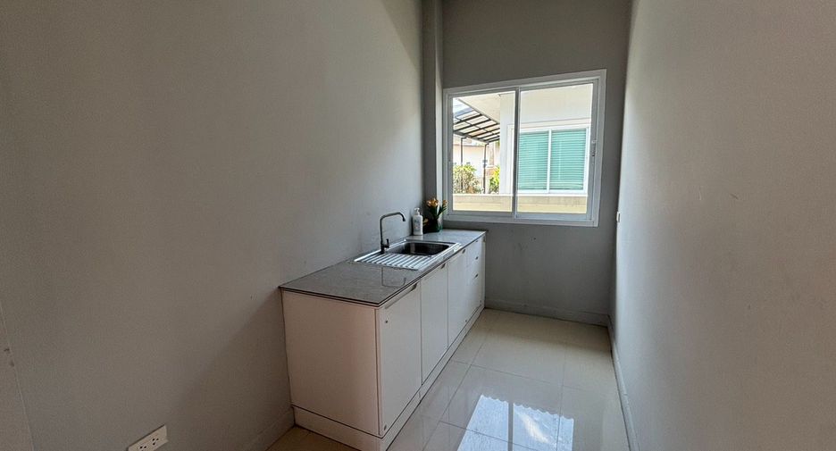 Casa en alquiler de 3 habitaciones en Mueang Rayong, Rayong