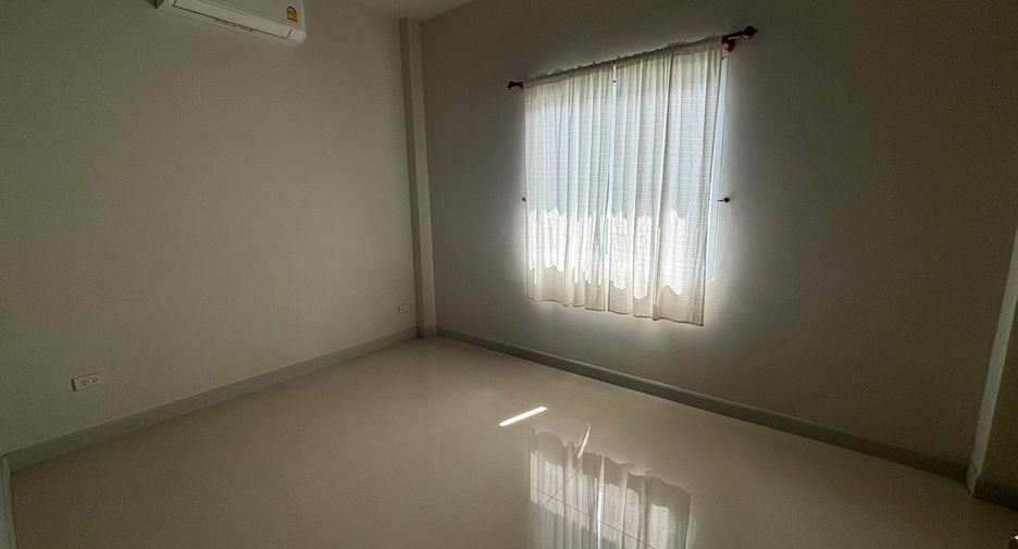 Casa en alquiler de 3 habitaciones en Mueang Rayong, Rayong