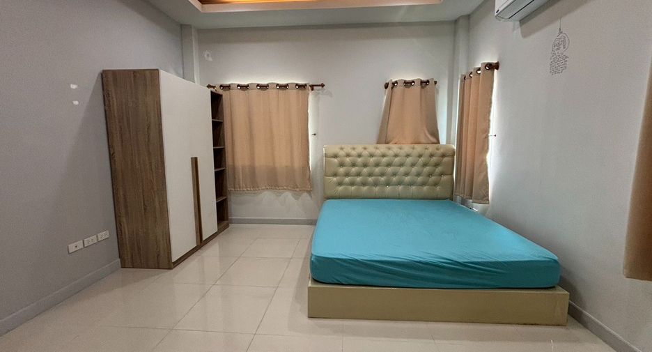 Casa en alquiler de 3 habitaciones en Mueang Rayong, Rayong