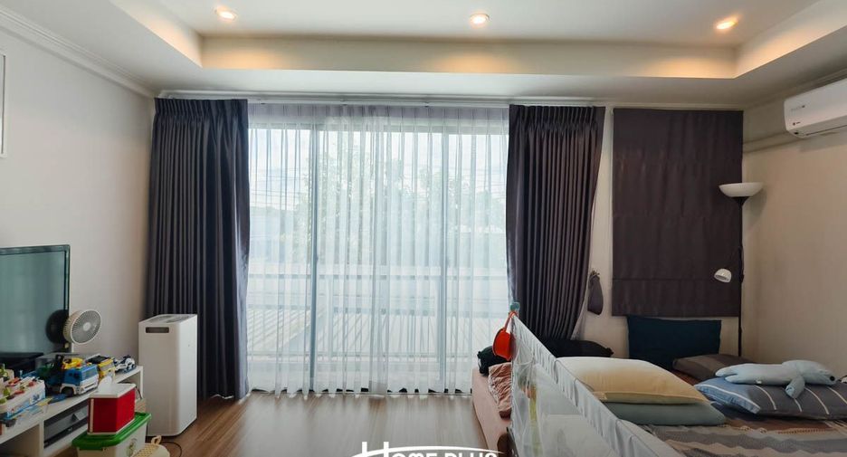 Casa adosada en venta de 4 habitaciones en Bang Kapi, Bangkok