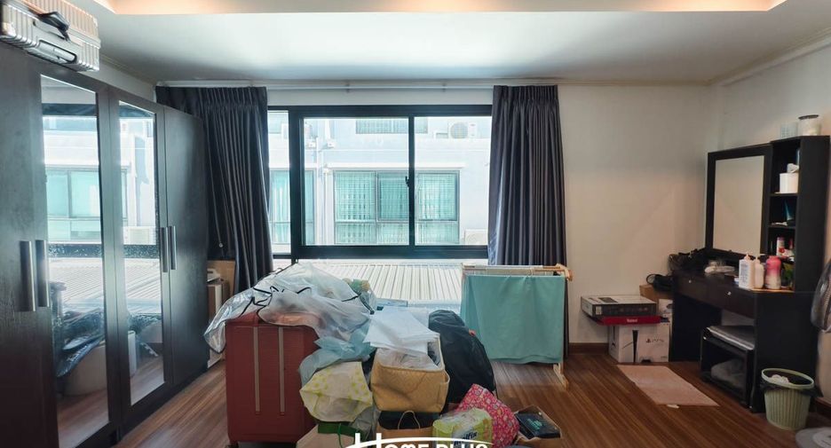 Casa adosada en venta de 4 habitaciones en Bang Kapi, Bangkok