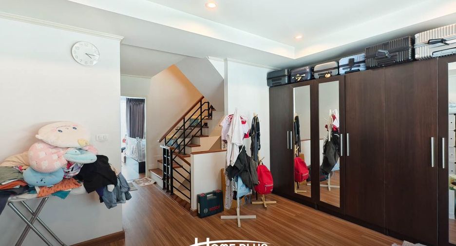 Casa adosada en venta de 4 habitaciones en Bang Kapi, Bangkok