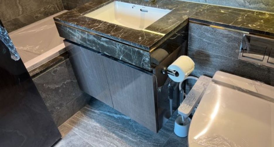 For sale 1 bed condo in Khlong Toei, Bangkok