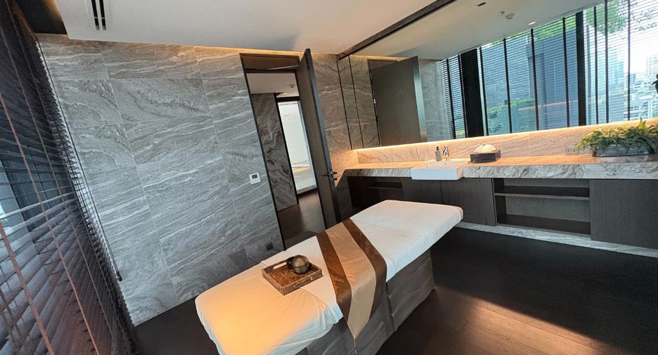 For sale 1 bed condo in Khlong Toei, Bangkok