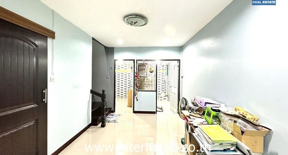 For sale 2 ベッドルーム townhouse in Saphan Sung, Bangkok