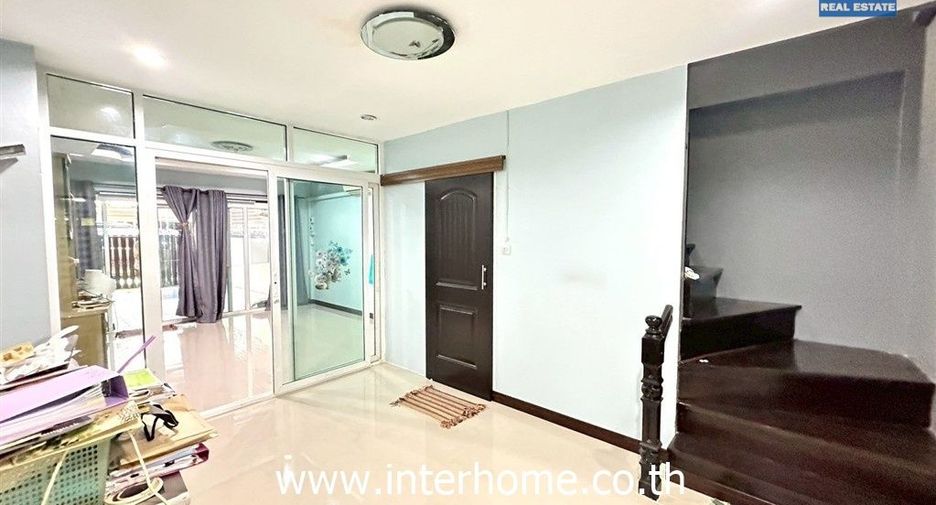 For sale 2 ベッドルーム townhouse in Saphan Sung, Bangkok