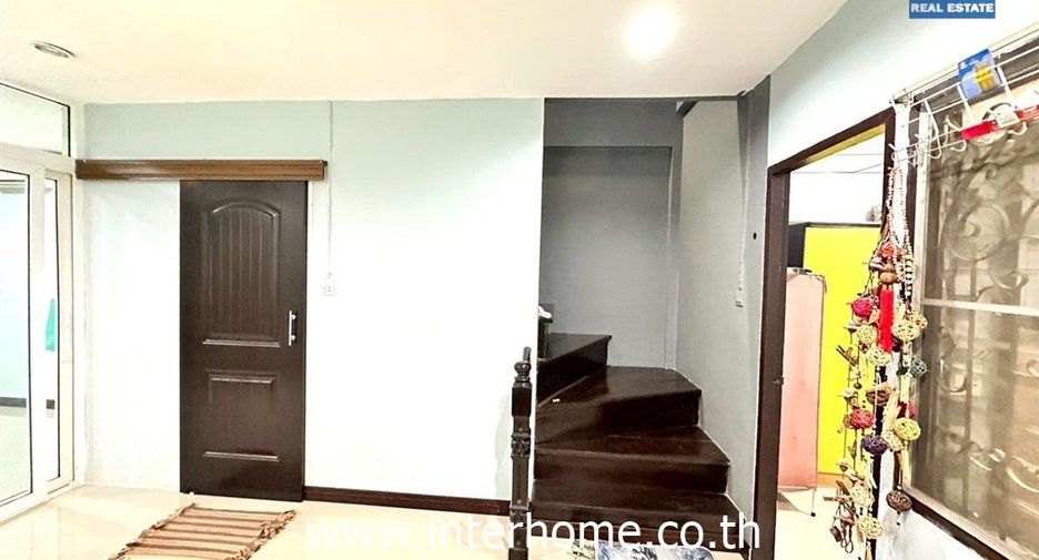 For sale 2 ベッドルーム townhouse in Saphan Sung, Bangkok