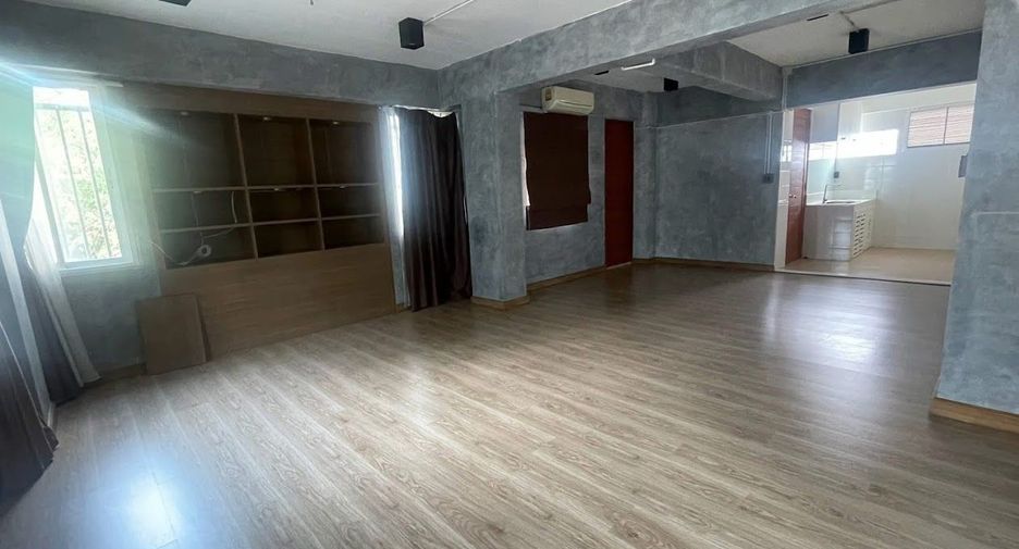 For rent 10 bedrooms retail Space in Suan Luang, Bangkok