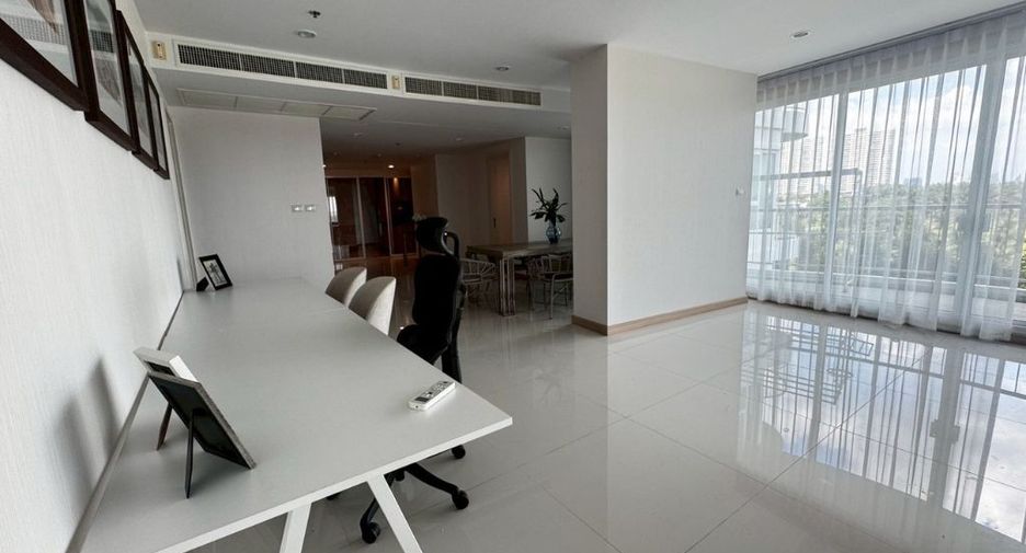 For rent 3 bedrooms condo in Yan Nawa, Bangkok