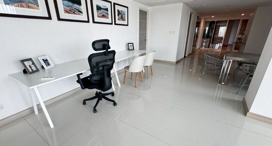For rent 3 bedrooms condo in Yan Nawa, Bangkok