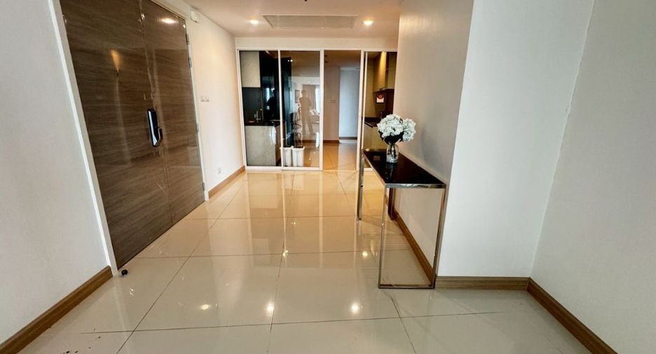 For rent 3 bedrooms condo in Yan Nawa, Bangkok