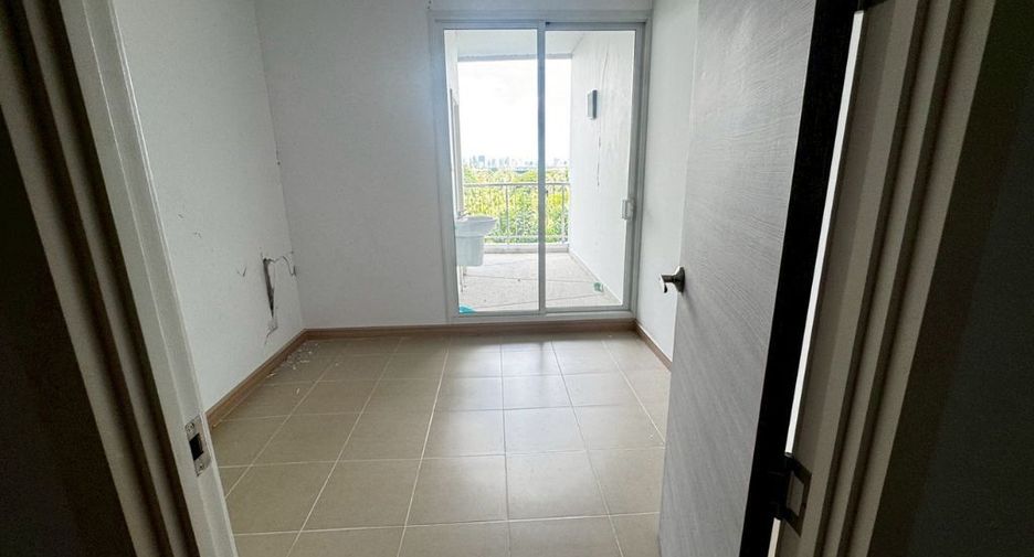 For rent 3 bedrooms condo in Yan Nawa, Bangkok