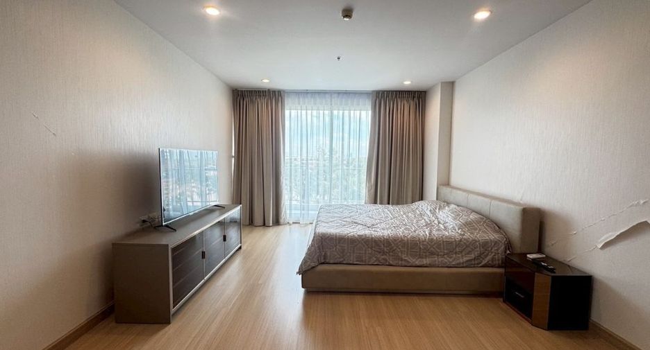 For rent 3 bedrooms condo in Yan Nawa, Bangkok
