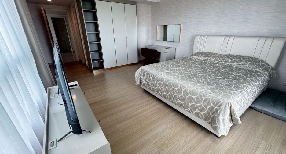For rent 3 bedrooms condo in Yan Nawa, Bangkok
