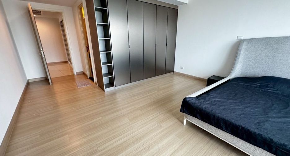 For rent 3 bedrooms condo in Yan Nawa, Bangkok