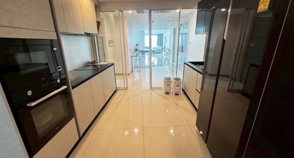 For rent 3 bedrooms condo in Yan Nawa, Bangkok