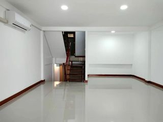 À louer 2 chambres maison de ville à Watthana, Bangkok