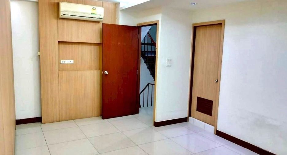 À louer 2 chambres maison de ville à Watthana, Bangkok