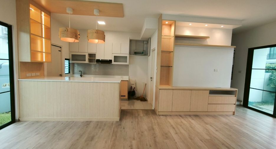 For rent and for sale 3 bedrooms townhouse in Bang Phli, Samut Prakan