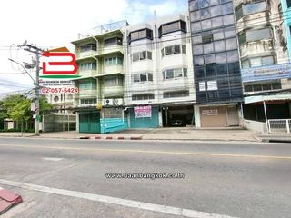 For sale 4 bedrooms retail Space in Wang Thonglang, Bangkok