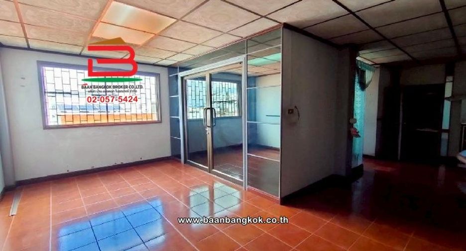 For sale 4 bedrooms retail Space in Wang Thonglang, Bangkok