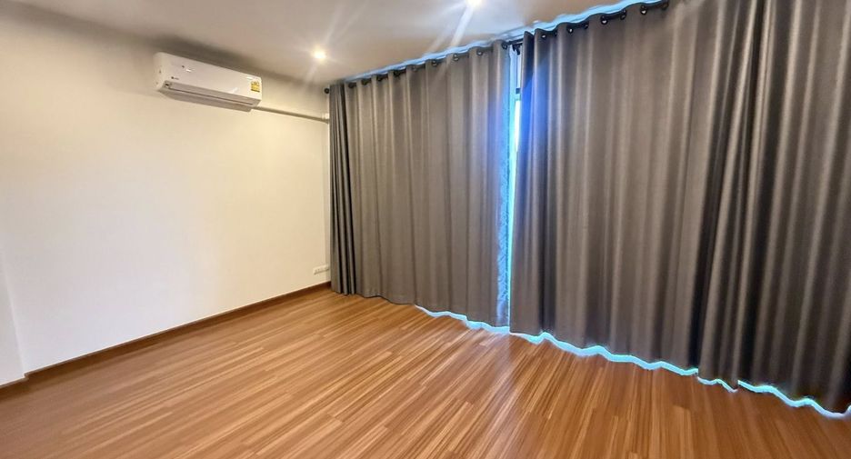 For rent 4 bedrooms townhouse in Mueang Chiang Mai, Chiang Mai