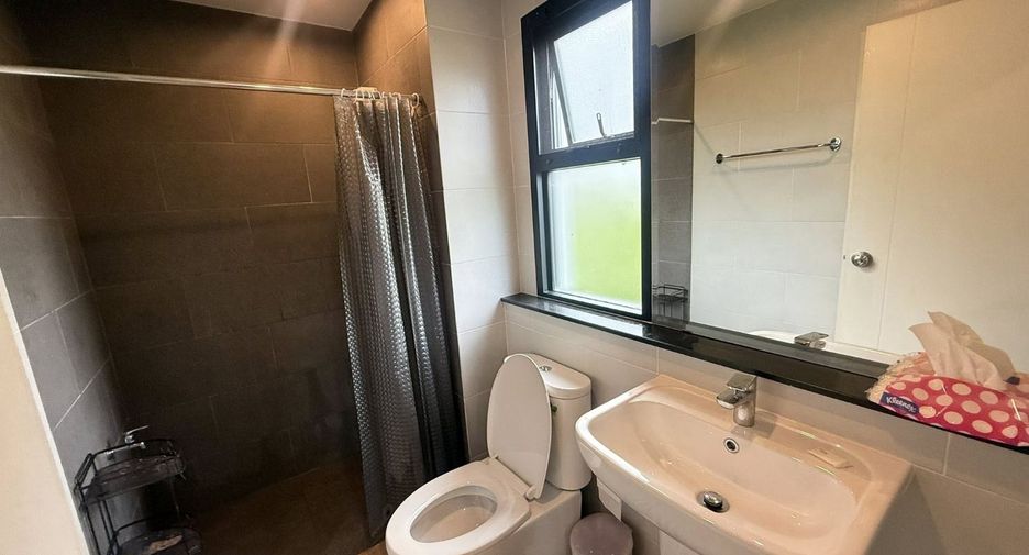 For rent 4 bedrooms townhouse in Mueang Chiang Mai, Chiang Mai