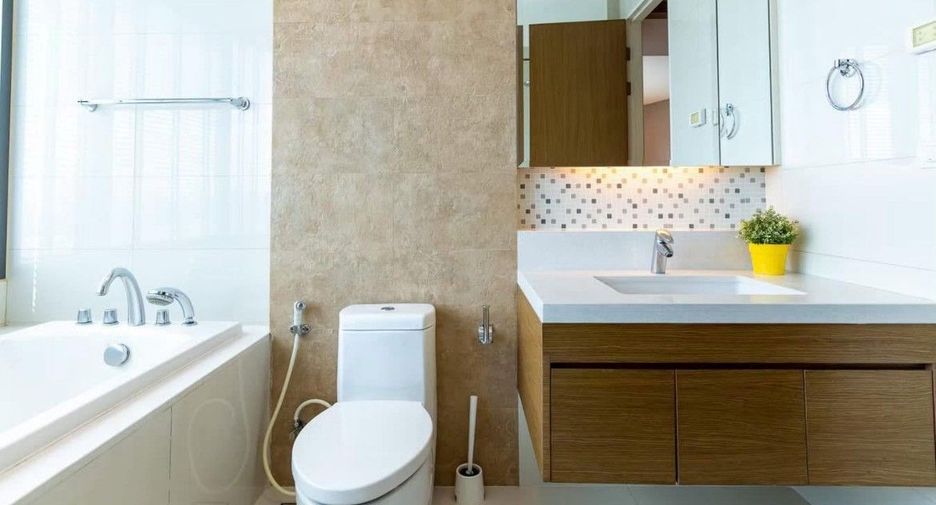 For rent 2 bedrooms condo in Khlong Toei, Bangkok