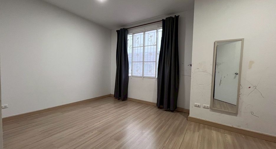 For sale 3 bedrooms townhouse in Bang Khen, Bangkok