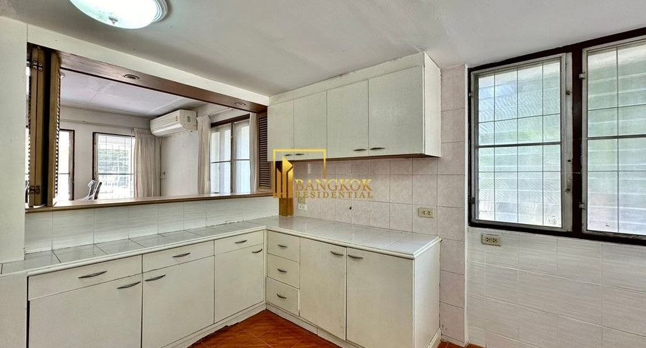 For rent 2 bedrooms townhouse in Yan Nawa, Bangkok