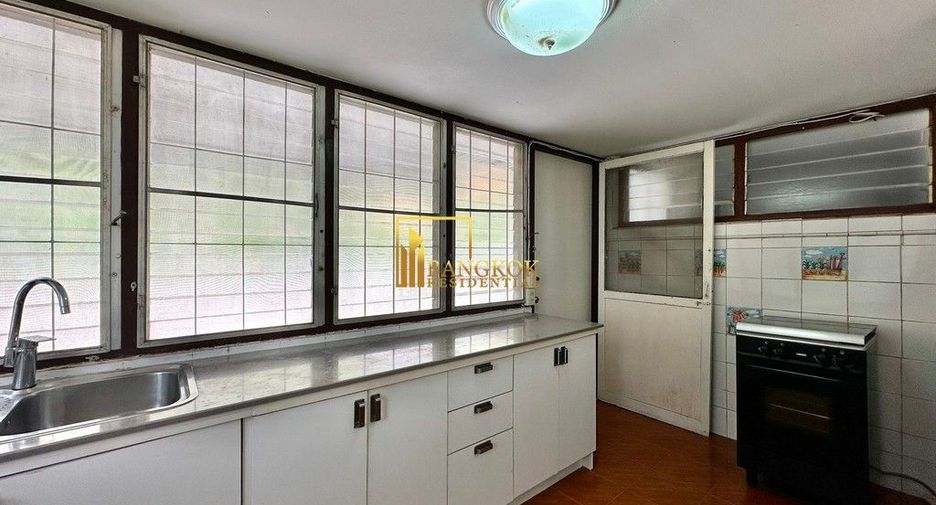 For rent 2 bedrooms townhouse in Yan Nawa, Bangkok