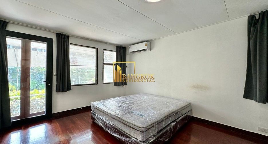 For rent 2 bedrooms townhouse in Yan Nawa, Bangkok